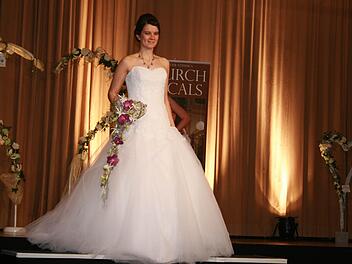 Ein Traum in Weiß ist dieses Brautkleid, das es unter anderem bei der Hochzeitsmesse in Stangenroth zu sehen gab. Fotos: Gabriele Sell