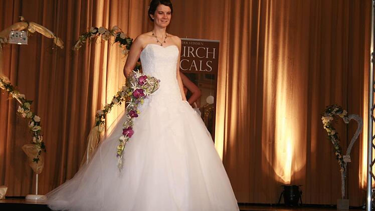 Ein Traum in Weiß ist dieses Brautkleid, das es unter anderem bei der Hochzeitsmesse in Stangenroth zu sehen gab. Fotos: Gabriele Sell