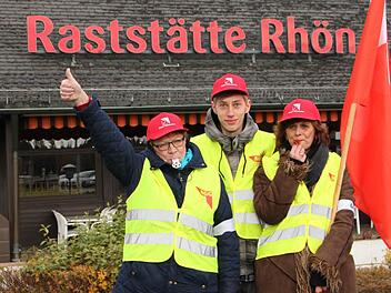 Etwa 25 Mitarbeiter der Raststätte Rhön machten ihrem Unmut Luft. Fotos. Ulrike Müller
