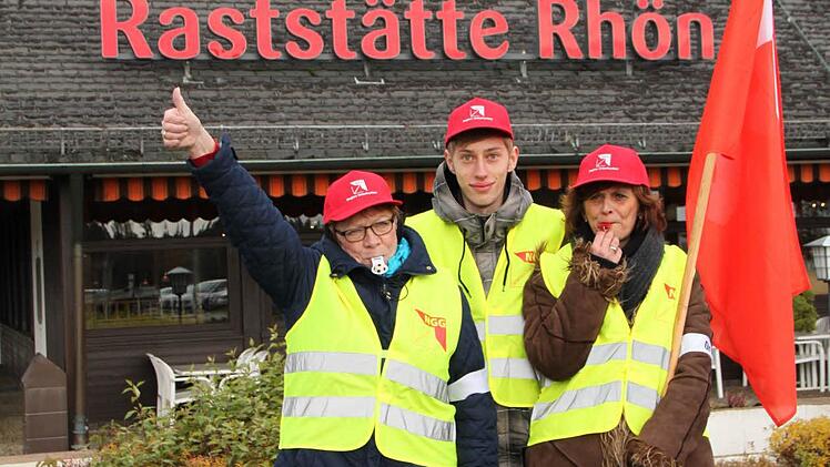 Etwa 25 Mitarbeiter der Raststätte Rhön machten ihrem Unmut Luft. Fotos. Ulrike Müller