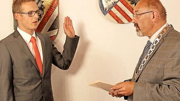 Erich Scharf (r.), das älteste Gemeinderatsmitglied, vereidigt den neuen Bürgermeister Holger Bezold.  Fotos: fra-press