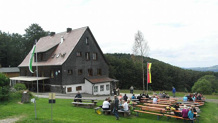Auch vor der Hütte lässt es sich gut rasten. Foto: Joachim Rübel