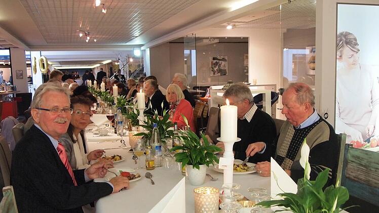 Die Festgesellschaft an der langen Tafel im Möbelhaus Foto: privat