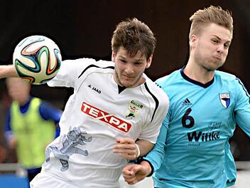 Sven Becker (r.) und die SpVgg Jahn Forchheim verloren in der vergangenen Bayernliga-Saison mit 0:3 beim TSV Großbardorf. Am Samstag (16 Uhr) steht erneut die weite Reise nach Unterfranken an. Foto: Anand Anders/archiv
