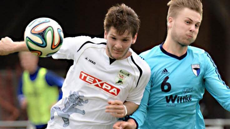 Sven Becker (r.) und die SpVgg Jahn Forchheim verloren in der vergangenen Bayernliga-Saison mit 0:3 beim TSV Großbardorf. Am Samstag (16 Uhr) steht erneut die weite Reise nach Unterfranken an. Foto: Anand Anders/archiv