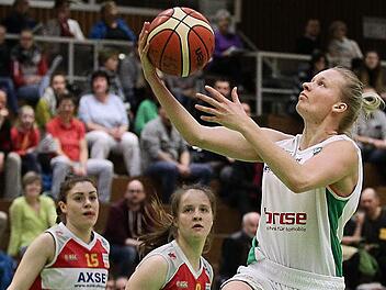 Ieva Jansone zieht zum Korb und l&auml;sst die Heidelbergerinnen schlecht aussehen. Foto: sportpress