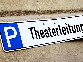 Neben dem Landestheater wird zum Ende der Saison 2016/2017 ein Stellplatz frei. Wer wird als Nachfolger von Bodo Busse ab Herbst 2017 hier parken? Foto: Jochen Berger