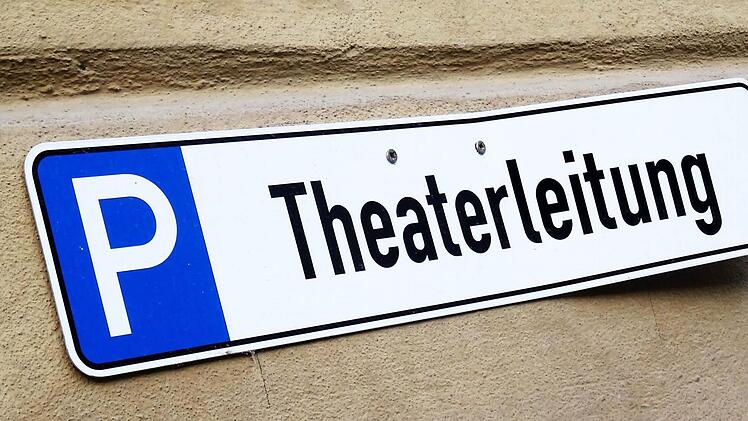 Neben dem Landestheater wird zum Ende der Saison 2016/2017 ein Stellplatz frei. Wer wird als Nachfolger von Bodo Busse ab Herbst 2017 hier parken? Foto: Jochen Berger