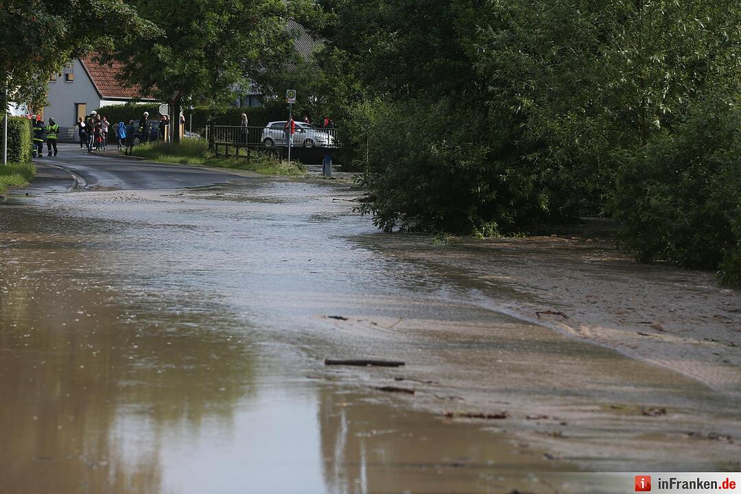 Erneuter Starkregen setzt Ortschaften unter Wasser