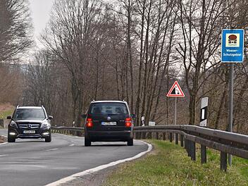 Die Fahrbahn der Staatsstraße 2267 ist nicht nur sehr uneben, sondern auch kurvenreich. Gefährlich wird es, wenn Autofahrer zu schnell durch diese Kurven fahren, zumal die Straße nicht sehr breit ist. Auch die Sichtverhältnisse werden als schlecht beurteilt.  Foto: Kathrin Kupka-Hahn
