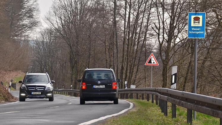 Die Fahrbahn der Staatsstraße 2267 ist nicht nur sehr uneben, sondern auch kurvenreich. Gefährlich wird es, wenn Autofahrer zu schnell durch diese Kurven fahren, zumal die Straße nicht sehr breit ist. Auch die Sichtverhältnisse werden als schlecht beurteilt.  Foto: Kathrin Kupka-Hahn