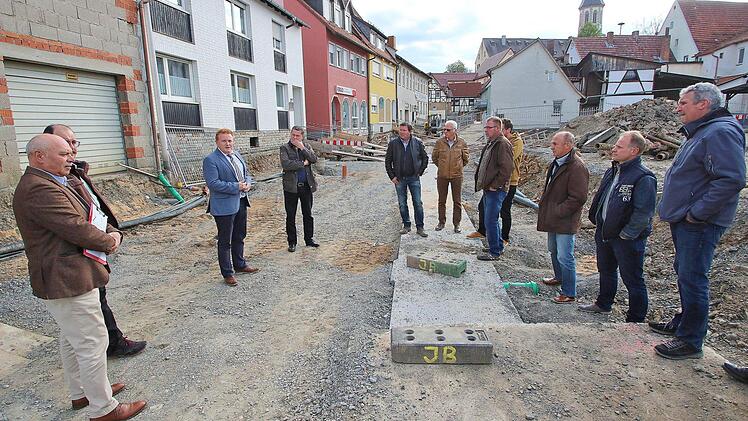 Auf der Baustelle Ludwigstraße/Dorfplatz in Poppenlauer tagte der Marktgemeinderat und genehmigte einige Mehrkosten. Die Bauarbeiten liegen voll im Zeitplan, versicherte Architekt Lohmann.  Foto: Dieter Britz