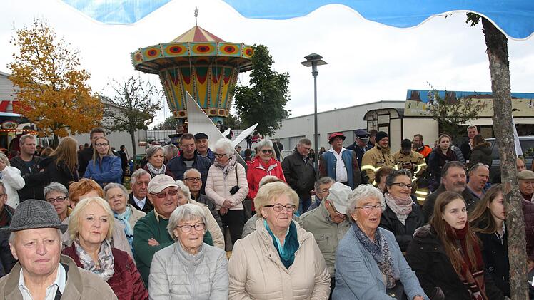 Viele Besucher hörten der  Kirchweihpredigt  gespannt zu. Michael Stelzner