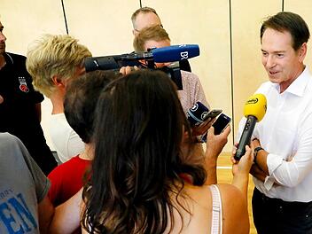 Michael Stoschek (r.) stellt sich den Fragen der Medienvertreter. Foto: Daniel Löb