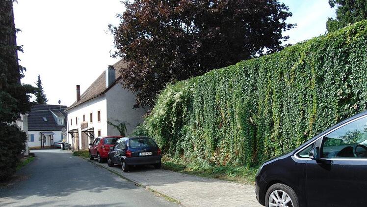 Der Fußweg wird verbreitert. Foto: Petra Malbrich
