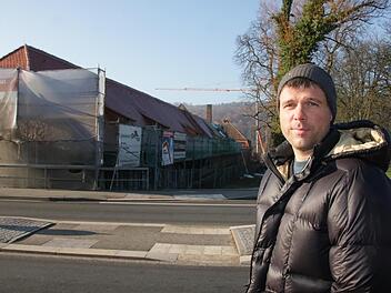 Bauleiter Christian Rödl vor dem bereits sanierten Teil des Daches. Foto: Ralf Ruppert