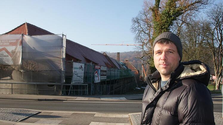 Bauleiter Christian Rödl vor dem bereits sanierten Teil des Daches. Foto: Ralf Ruppert