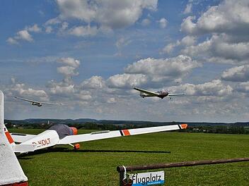 Auf dem Flugplatz "Am Himmelreich" bei Merkershausen treffen sich mehr als  25 Piloten mit ihren Oldtimer-Segelfliegern. Foto: Hanns Friedrich