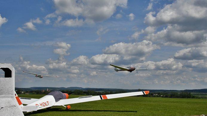 Auf dem Flugplatz "Am Himmelreich" bei Merkershausen treffen sich mehr als  25 Piloten mit ihren Oldtimer-Segelfliegern. Foto: Hanns Friedrich
