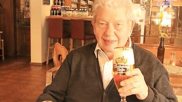 Anton Geldner braute 50 Jahre Bier, bis er das Brauen 2007 seinem Schwiegersohn Karl-Heinz Wehrfritz überließ. Leider bleiben die meisten der Flaschen mit dem Geburtstagsetikett zunächst ungeöffnet, denn die große Feier wurde wegen der Corona-Krise auf einen späteren Zeitpunkt verschoben. Foto: Matthias Einwag