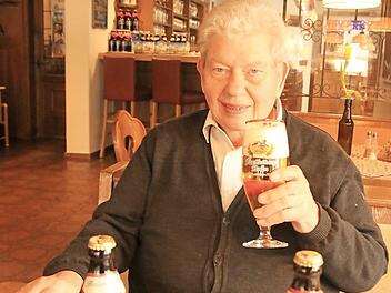 Anton Geldner braute 50 Jahre Bier, bis er das Brauen 2007 seinem Schwiegersohn Karl-Heinz Wehrfritz überließ. Leider bleiben die meisten der Flaschen mit dem Geburtstagsetikett zunächst ungeöffnet, denn die große Feier wurde wegen der Corona-Krise auf einen späteren Zeitpunkt verschoben. Foto: Matthias Einwag