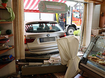 Auto fährt in Mömbriser Metzgerei