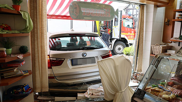 Auto fährt in Mömbriser Metzgerei