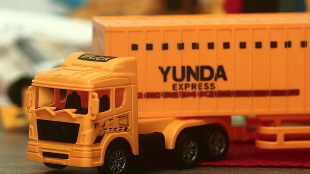 Kuriose Beute im Kreis Wunsiedel: Langfinder stehlen 400 Modellbierlaster