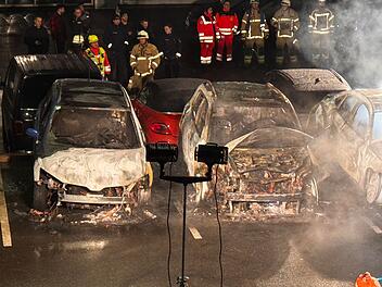 Wagen bei Feuer auf Parkplatz von Hofer Autohaus ausgebrannt