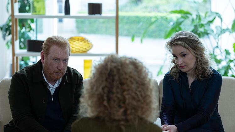 Max (Adrian Scarborough) und seine Exfrau Astrid (Anamaria Marinca, rechts) suchen eine Paartherapeutin (Nia Gwynne) auf. Max ist allerdings wenig angetan von deren ungew&ouml;hnlichen Ratschl&auml;gen. Hat das Expaar noch eine Chance?