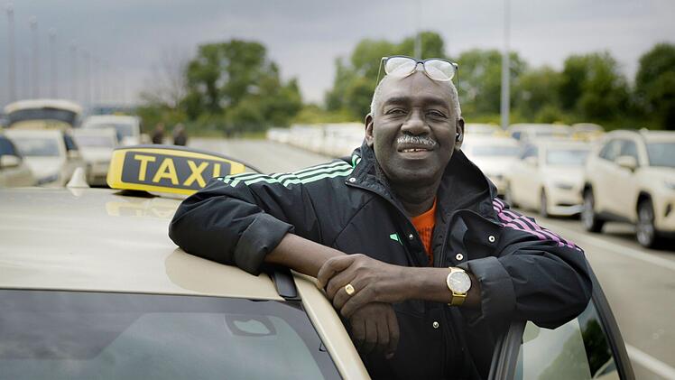 So sieht Ciss&eacute; aus, wenn er Taxi f&auml;hrt. Der Verkehr kann ihn schon mal nerven.