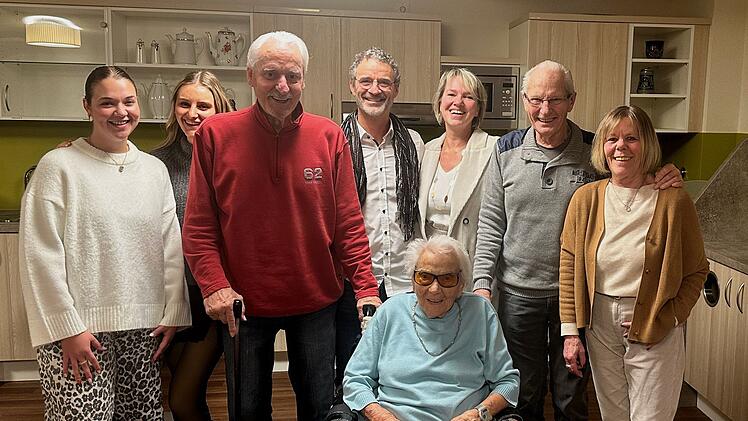 Beim Gruppenbild mit Friedel (im Rollstuhl) sind vier Generationen versammelt.