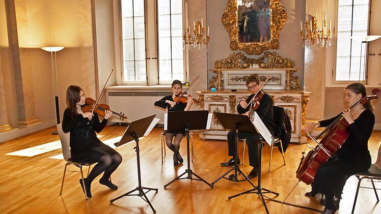 Das aus Musikstudenten bestehende Würzburger Streichquartett "Streichzart" übernahm den musikalichen Teilbeim Festakt zum 140-jährigen Bestehen des Cobuger "Verein" (von links): Lena Dorsch und Tatjana Friedrich (Violine), Simon Hochburger (Viola) und Judith Adamczewski (Violoncello). Fotos: Jochen Berger