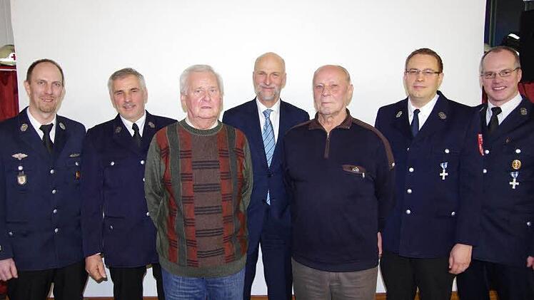 Der stellvertretende Kommandant und Vorsitzende Georg Schmitt (links) und OB Kay Blankenburg (3. von rechts) gratulierten den Geehrten (von links) Thomas Hieke, Willi Albert, Paul Kaiser und Timo Albert.