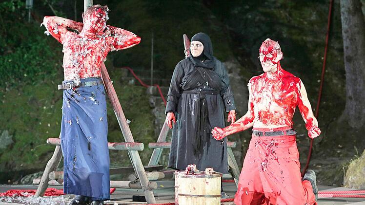 (v. l. n. r.) Pylades (Pirmin Sedlmeir), Adelheid Bräu, Orest (Matthias Lehmann)