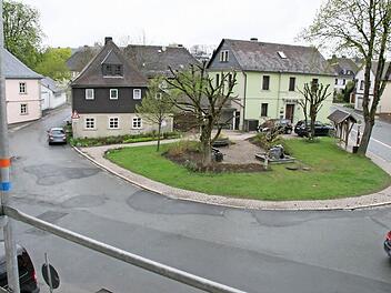 Blick auf den Pressecker Marktplatz, der neu gestaltet werden soll. Links der sanierte Kindergarten mit dem Krippenanbau. Foto: Archiv/Matthias Beetz