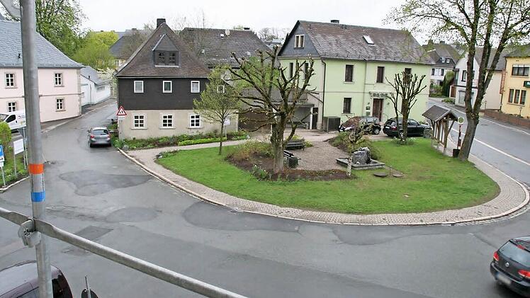 Blick auf den Pressecker Marktplatz, der neu gestaltet werden soll. Links der sanierte Kindergarten mit dem Krippenanbau. Foto: Archiv/Matthias Beetz