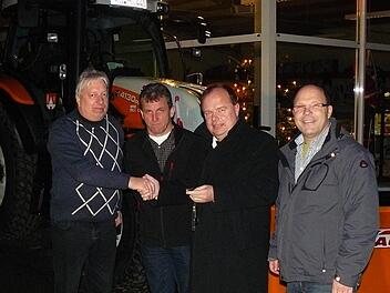 Der Markt Grafengehaig hat einen neuen Kommunaltraktor geleast. Im Bild (von links) Karl-Ernst Horn vom gleichnamigen Landmaschinenbetrieb in Eppenreuth, Bauhofleiter Klaus Keil, Bürgermeister Werner Burger und Ewald Heppt von der Firma Müller aus Burghausen. Foto: Klaus-Peter Wulf