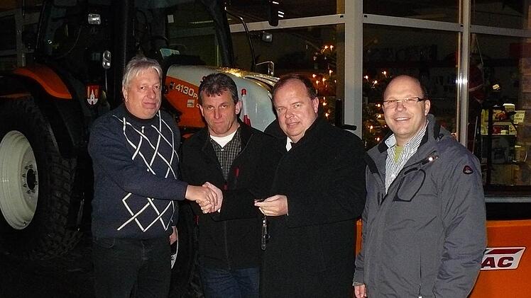 Der Markt Grafengehaig hat einen neuen Kommunaltraktor geleast. Im Bild (von links) Karl-Ernst Horn vom gleichnamigen Landmaschinenbetrieb in Eppenreuth, Bauhofleiter Klaus Keil, Bürgermeister Werner Burger und Ewald Heppt von der Firma Müller aus Burghausen. Foto: Klaus-Peter Wulf