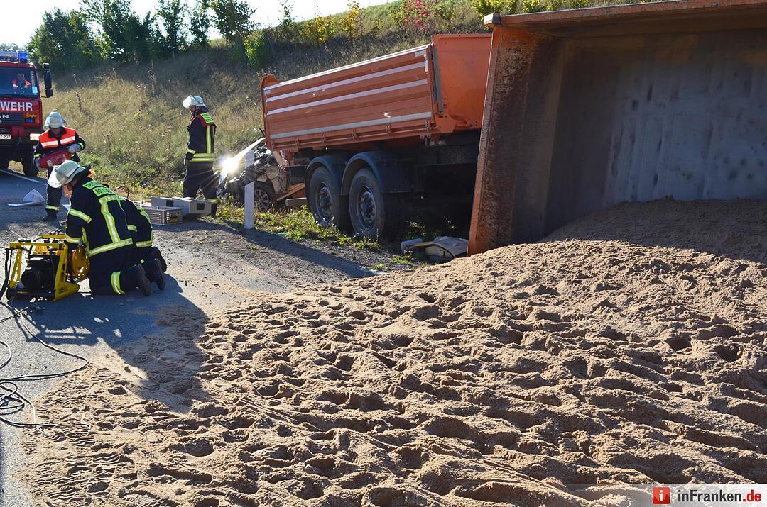 Lkw rammt Taxi auf B8