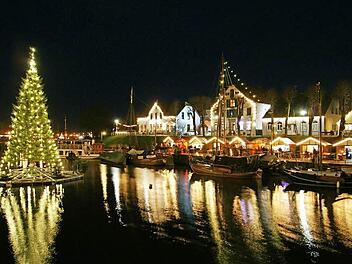 Im Winter erstrahlt das Nordseebad Carolinensiel-Harlesiel in hellem Lichterglanz.