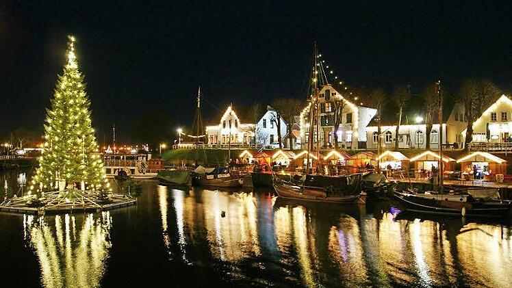 Im Winter erstrahlt das Nordseebad Carolinensiel-Harlesiel in hellem Lichterglanz.