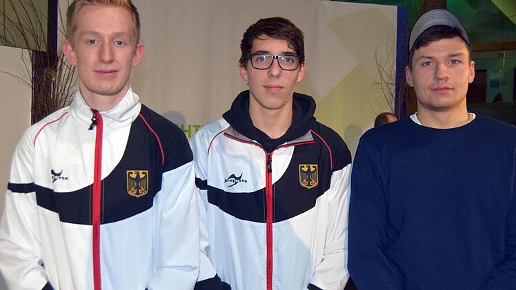 Sie erhielten die höchste Auszeichnung der Stadt Lichtenfels, die Sportmedaille (von links): Florian Sonntag, Dominik Vetter (Trainingspartner), Sascha Rosenstock . Foto: Andreas Welz