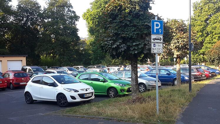 Für die Neugestaltung der Parkflächen "Altes Krankenhaus/Georgipark" hat der Bad Brückenauer Stadtrat auf seiner jüngsten Sitzung die verschiedenen Arbeiten vergeben. Die gesamte Baumaßnahme schlägt mit rund 285.000 Euro zu Buche. Den Zuschlag erhielt ein Unternehmen aus der Region. Foto: Rolf Pralle