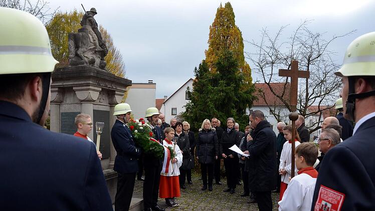 Im Beisein der Freiwilligen Feuerwehr und einem guten halben Dutzend Fahnenabordnungen der Ortsvereine legte Bürgermeister Toni Schick am Kriegerdenkmal in Reiterswiesen einen Kranz nieder. Foto: Peter Rauch