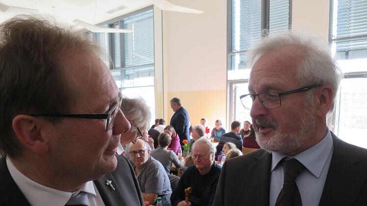 Begegnung im Pfarrsaal: Pfarrer Thomas Eschenbacher und Gerhard Becker von der Kolpingsfamilie Hammelburg.Barbara Oschmann
