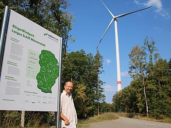 Geschäftsführer Norbert Schmäling ist zufrieden. Wie bereits am Windrad 2 (im Bild) geschehen, werden jetzt die Flügel der anderen vier Windräder im Bürger-Windpark Langes Schiff Münnerstadt ausgetauscht. Thomas Malz