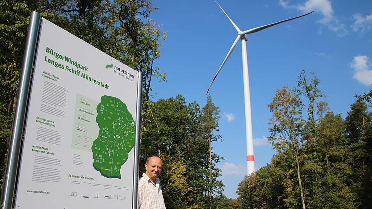 Geschäftsführer Norbert Schmäling ist zufrieden. Wie bereits am Windrad 2 (im Bild) geschehen, werden jetzt die Flügel der anderen vier Windräder im Bürger-Windpark Langes Schiff Münnerstadt ausgetauscht. Thomas Malz