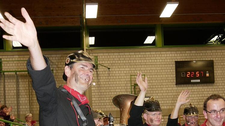 Die "Altneihauser Feierwehrkapell`n" begeisterte bei ihrem Auftritt in der Neustadter Frankenhalle.Fotos: Manja von Nida