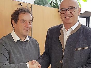 Wolfgang Pfister (rechts) übergibt Andreas Gsänger die 1000-Euro-Spende.  Foto: privat